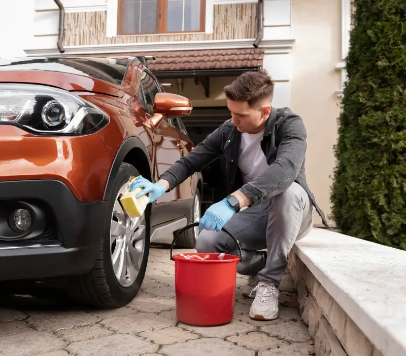 Lavage auto à domicile Saint-Thurial : professionnel intervenant sur un véhicule